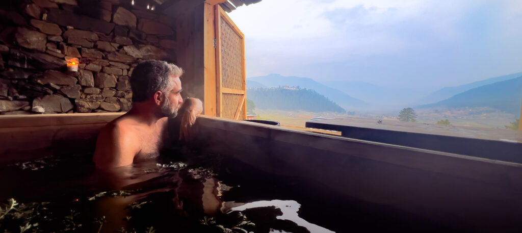 Admirando los Himalayas desde un baño de piedras calientes (dotsho) en Phobjikha, Bután (Bhutan)