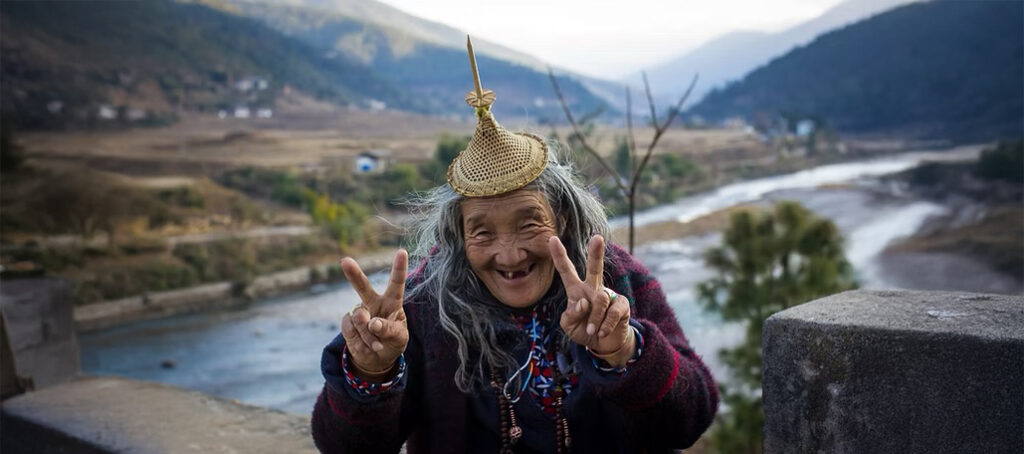 Mujer Laya sonriente en un valle de Bután (Bhutan)