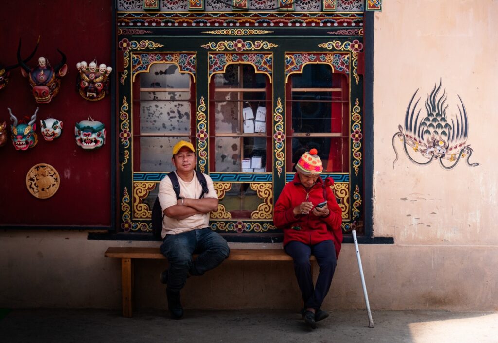 Imagen de butanes esperando en una parada de autobus