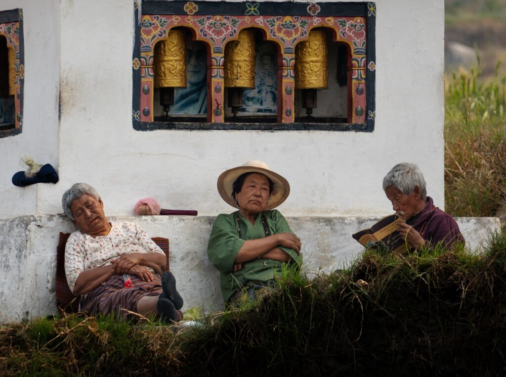Imágen de butaneses descansando