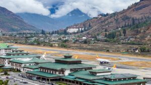 Aviones en la pista de aterrizaje en el aeropuerto de Paro, Bután (Bhutan)