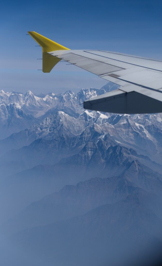 Trayecto en avión junto a los Himalayas rumbo a Bután (Bhutan)