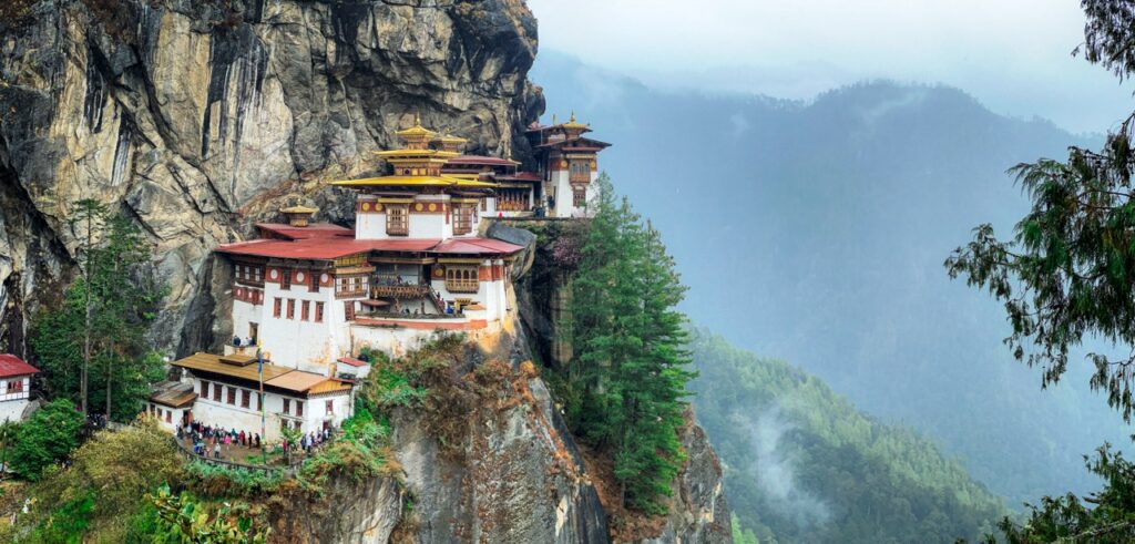 El famoso Tiger's Nest en un acantilado de Bután (Bhutan)