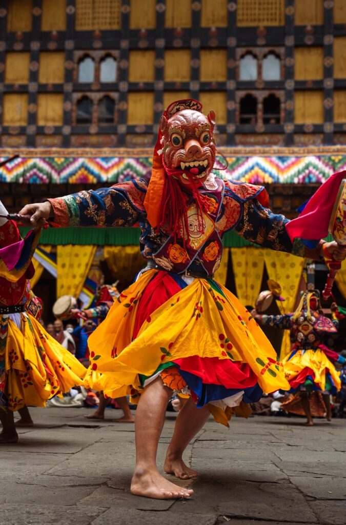 Danza con mascara o bailes Cham, en el Festival Tsechu de Paro, Bután (Bhutan)