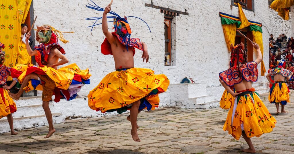 Danzas cham en el Festival Tsechu (Tshechu) de Paro en Bután (Bhutan)