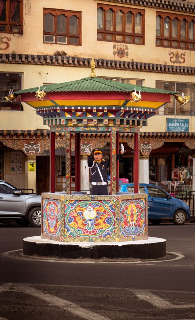 Garita de los traffic man de Bután (Buthan) en la famosa glorieta de Timbu (Thimphu)