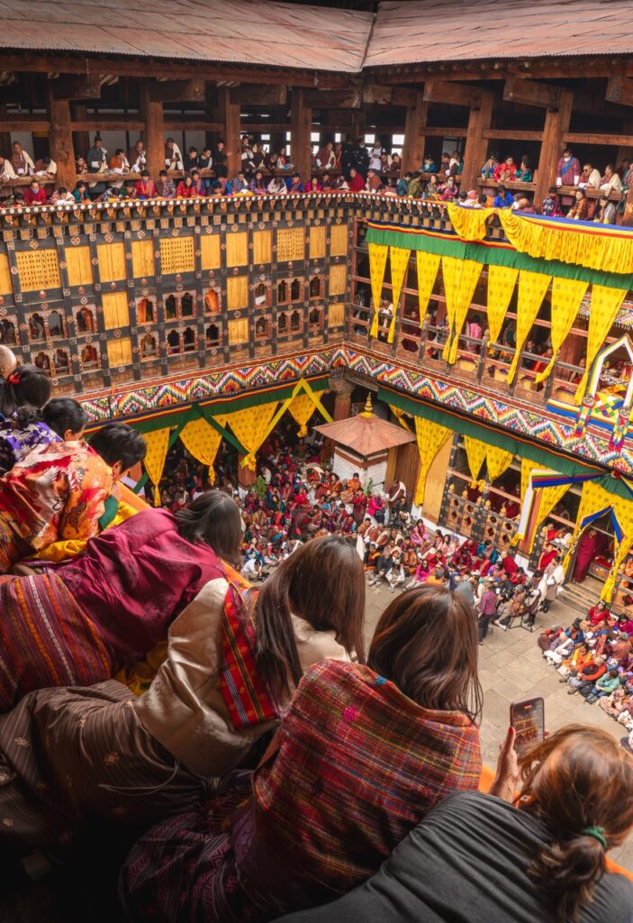 Público en el interior del dzong de Paro, observando desde arriba el Festival Tsechu de Paro en Bután (Bhutan)