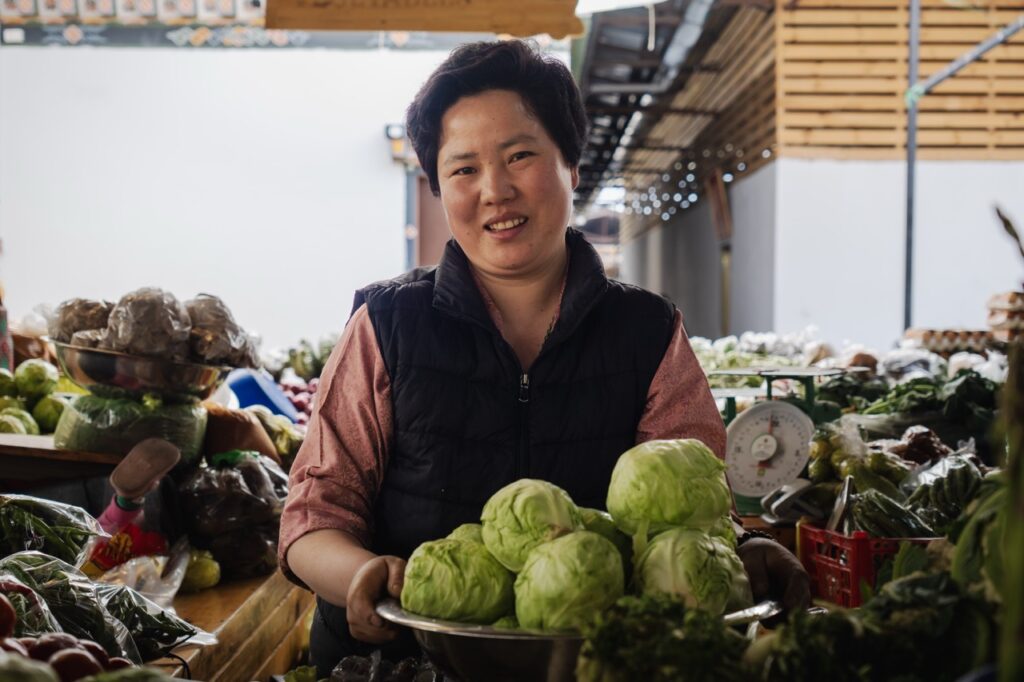 Puesto de verduras en el Centenary Farmers Market de Timbu (Timphu) en Bután (Bhutan)