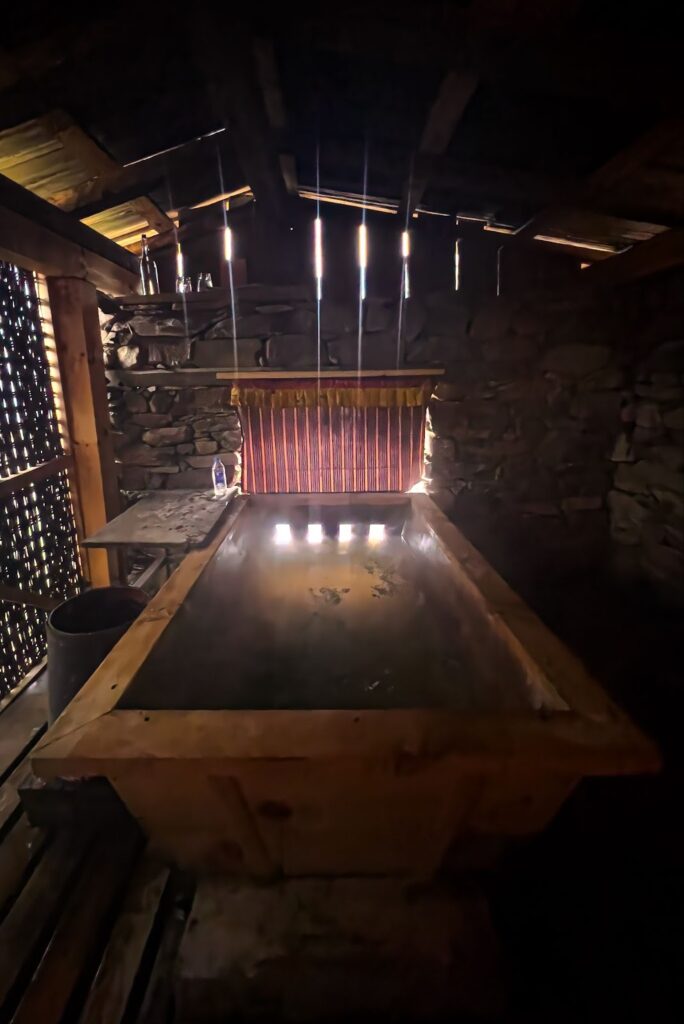 Tina o bañera del Dotsho, el baño de piedras calientes tradicional de Bután (Bhutan)