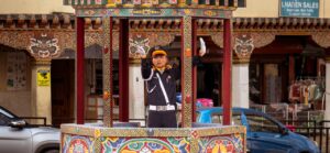 Traffic man dirigiendo el trafico en la capital de Bután (Bhutan), Timbu