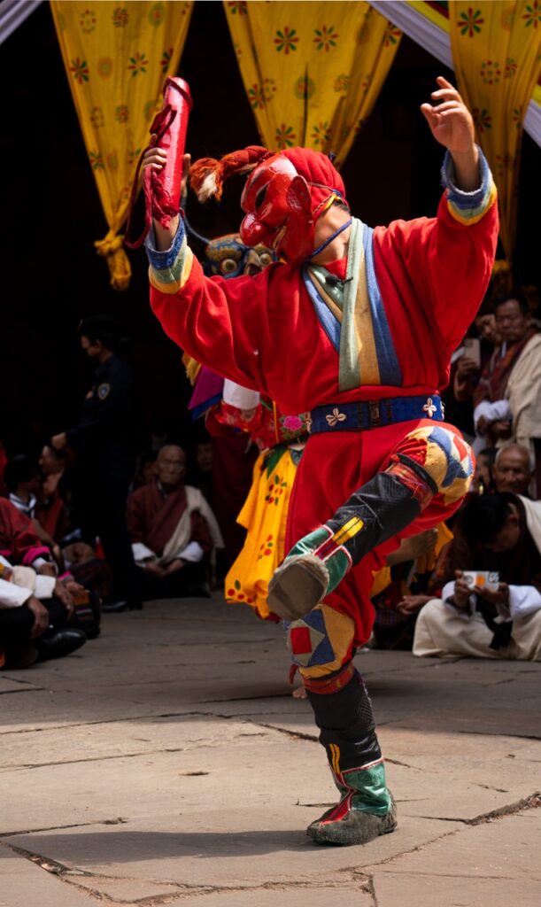 Atsara bailando mientras sostiene un falo en el Festival budista Tsechu en Paro, Butan (Bhutan)