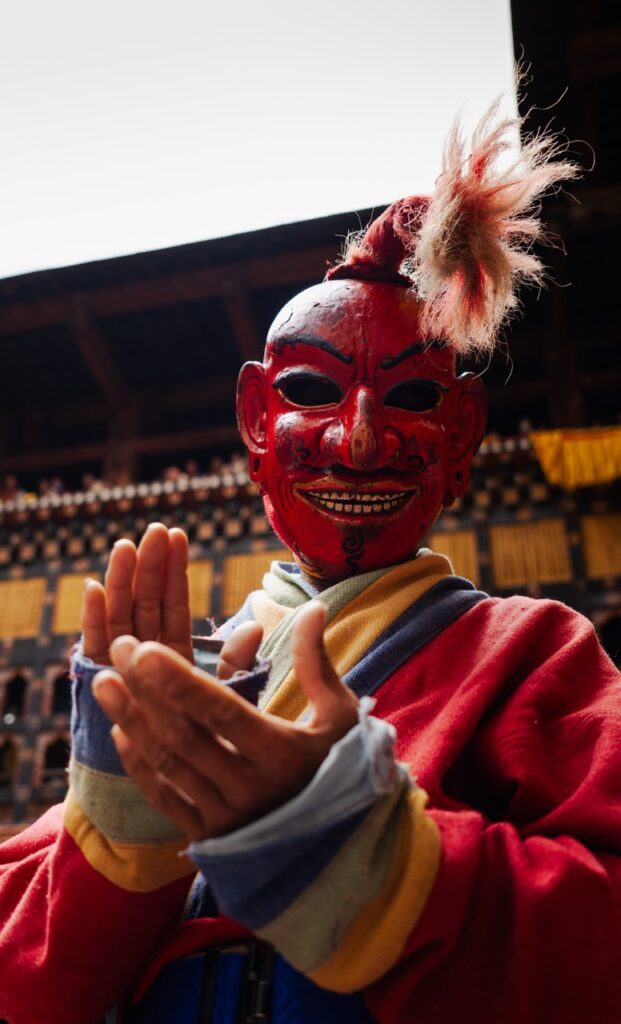 Atsara entreteniendo al público del Festival Tsechu en Paro, Butan (Bhutan)