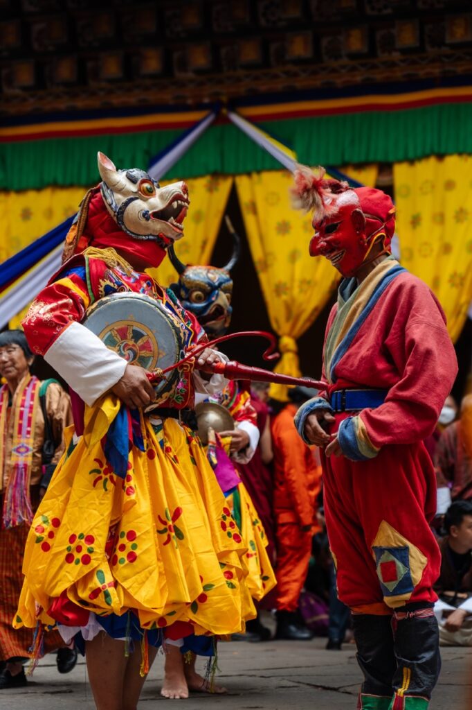 Atsara supervisando la vestimenta de un bailarin en el Festival Tsechu de Paro, Butan (Bhutan)