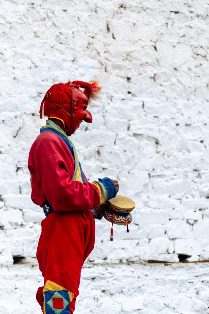 Atsara tocando el damaru (tambor pequeño) en una de sus actuaciones en el Festival Tsechu de Paro, Butan (Bhutan)