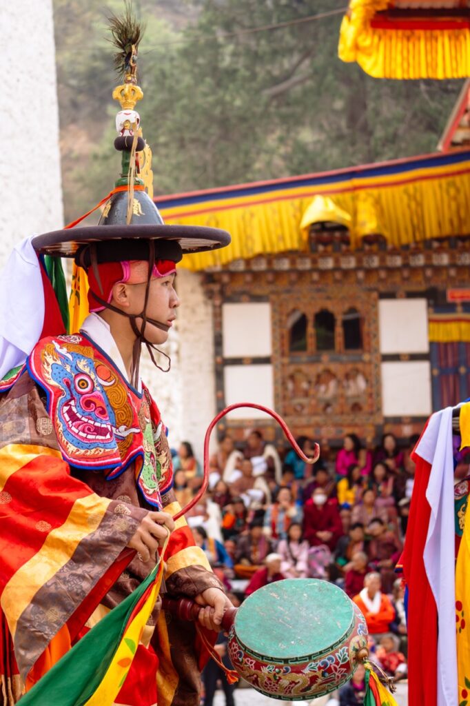 Bailarín del sombrero negro participa en la danza ritual Shanag Cham en el Festival Tsechu de Paro, en Butan (Bhutan)