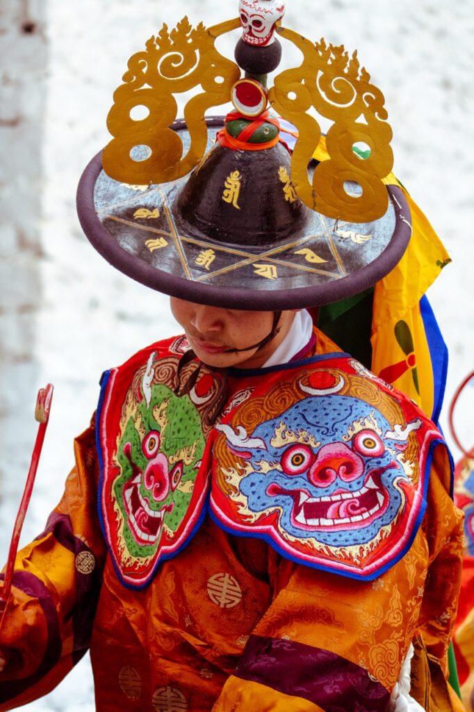 Bailarín del sombrero negro purificando el espacio en el Tsechu de Paro, Bután (Bhutan)