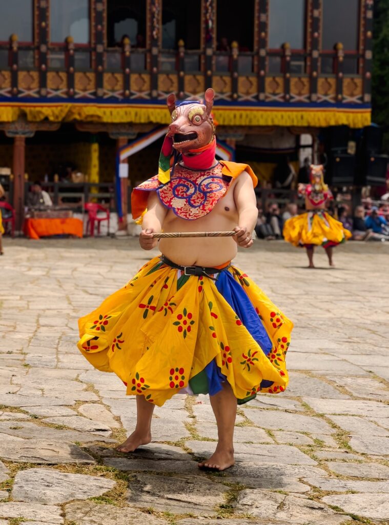 Danza de máscaras de los tambores de Drametse Nga Cham, en el Festival Tsechu de Paro en Bután (Bhutan)