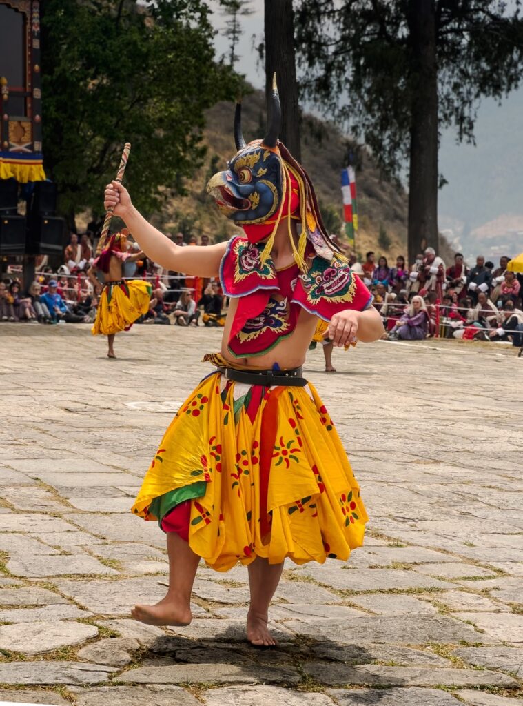 Danza de máscaras de los tambores de Drametse Nga Cham, en el Festival Tsechu de Paro en Bután (Bhutan)