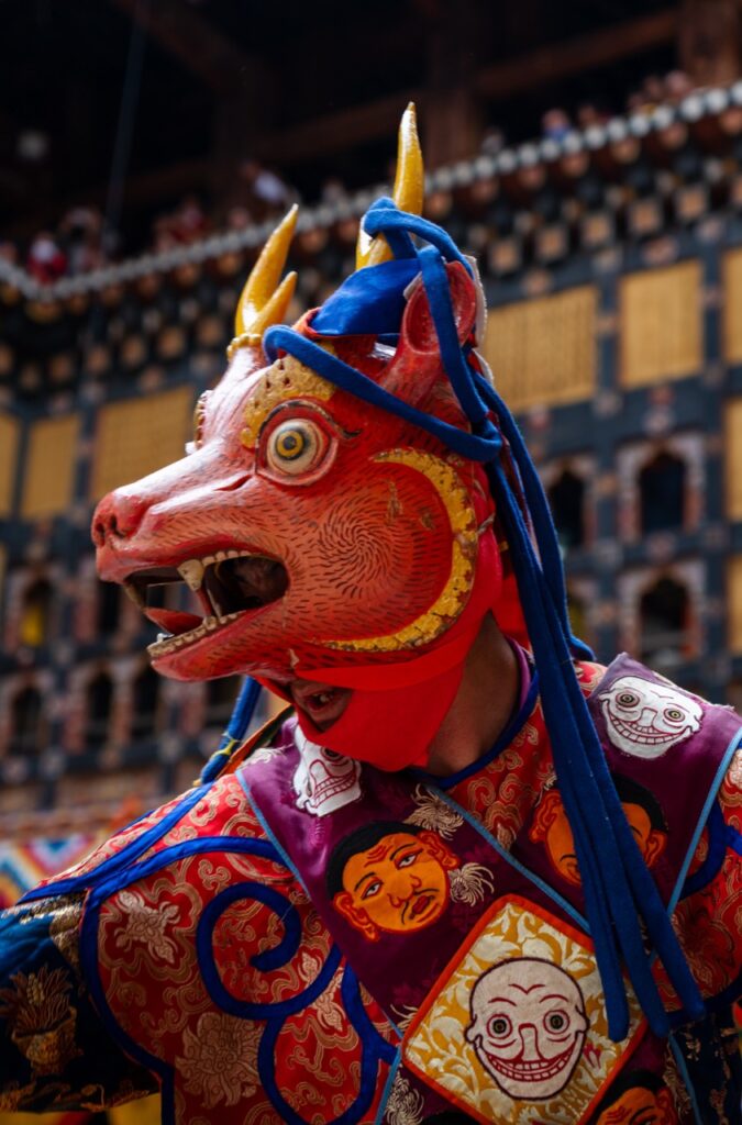Máscara “Raksha” o demonio con forma de animal en el festival Tsechu de Paro, Butan (Bhutan)