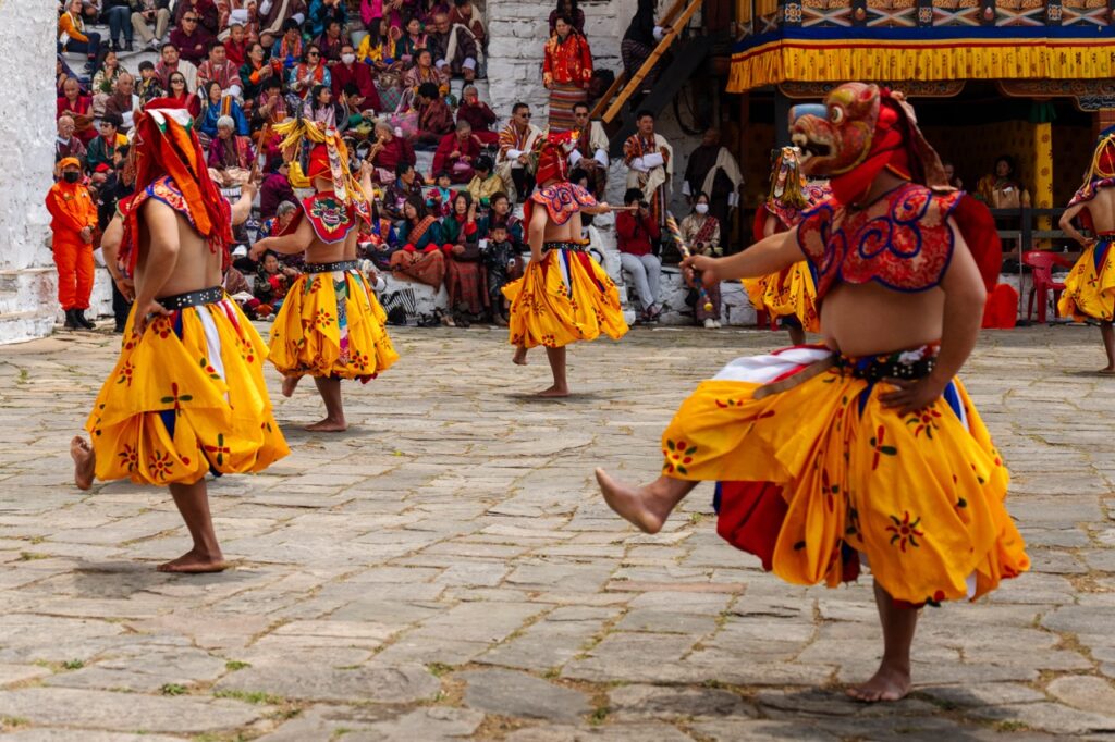Público observando la danza Cham en el Festival Tsechu de Paro, Butan (Bhutan)