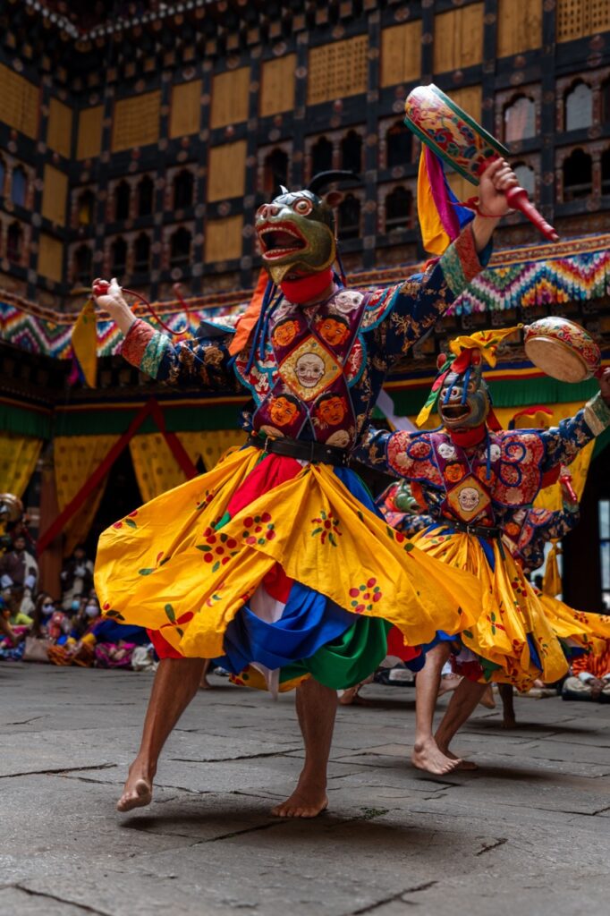 Baile con máscara de cabeza de perro en el festival Tsechu de Paro, Bután (Bhutan)