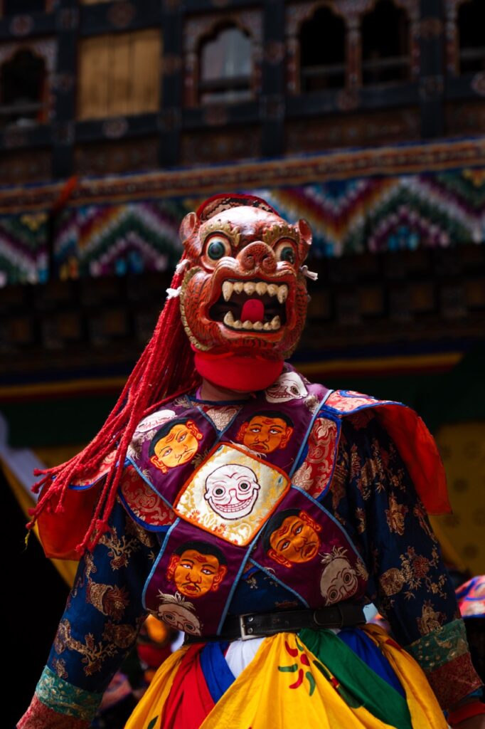 Baile con máscara de cabeza de serpiente en el festival Tsechu de Paro, Bután (Bhutan)